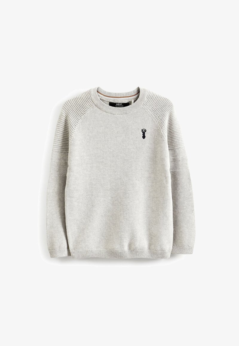 Pull gris clair en maille avec col rond côtelé, manches texturées et petit logo homard foncé sur la partie supérieure gauche de la poitrine.