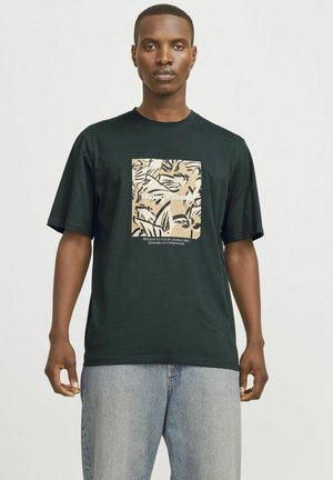 Sort bomulds T-shirt med korte ærmer, prydet med et beige grafisk print med botaniske motiver og tekst i en rektangulær ramme på forsiden.