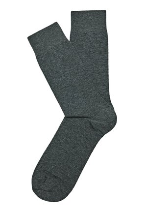 Paire de chaussettes montantes simples gris foncé, posées à plat, l’une superposée à l’autre, sur fond blanc.