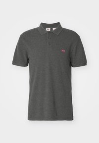 Polo gris en coton, doté d'un col, de trois boutons, de manches courtes et d'un petit logo Levi's rouge sur la poitrine gauche.