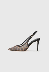 Escarpins à talon aiguille en imprimé léopard avec un bout pointu, des accents noirs et un talon stiletto ; fabriqués à partir d'un tissu texturé.