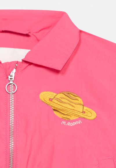 Veste rose avec col, fermeture éclair frontale, planète jaune brodée avec des anneaux et texte "M.RODINI" sur la poitrine.