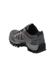Grå vandringsko med mesh-överkropp, svart gummisula och blå snören. Har en robust design med texturerade detaljer och förstärkt häl.