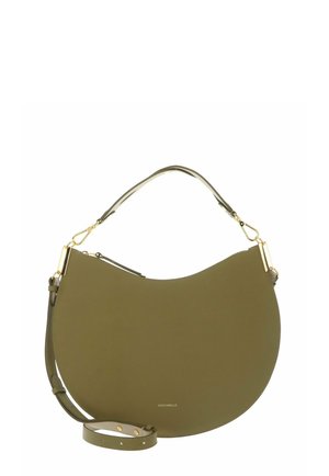 Sac à main en cuir vert olive en forme de croissant avec ferrures dorées, une poignée courte et une bandoulière longue réglable.