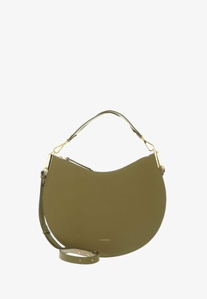 Sac à main en cuir vert olive en forme de croissant avec ferrures dorées, une poignée courte et une bandoulière longue réglable.