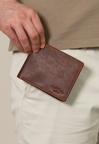 Gusti Leder PAWEL RFID - Wallet - braun