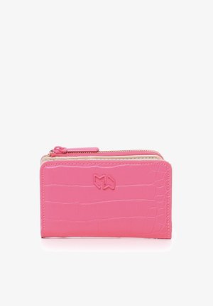 Portafoglio rosa con zip in pelle sintetica testurizzata con motivo coccodrillo. Presenta un logo in rilievo sul fronte e una zip in metallo.