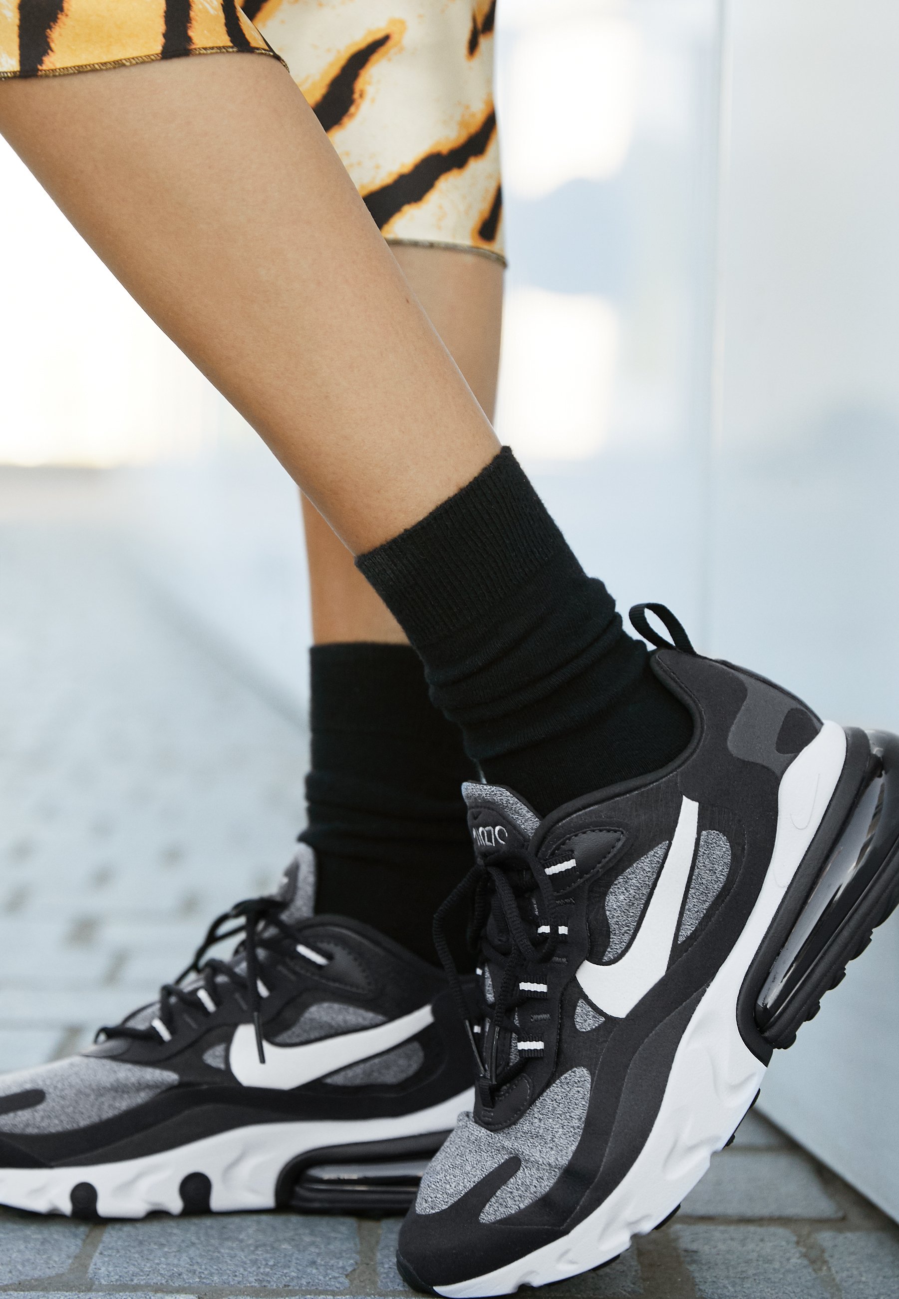 Nike Sportswear AIR MAX 270 REACT Joggesko blackvast Nike Sportswear AIR MAX 270 REACT Joggesko vast grey