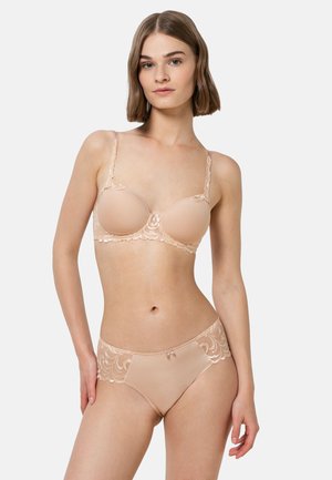 Soutien-gorge en dentelle beige et culotte assortie avec des détails en dentelle florale, des bretelles réglables et un nœud décoratif sur la ceinture.