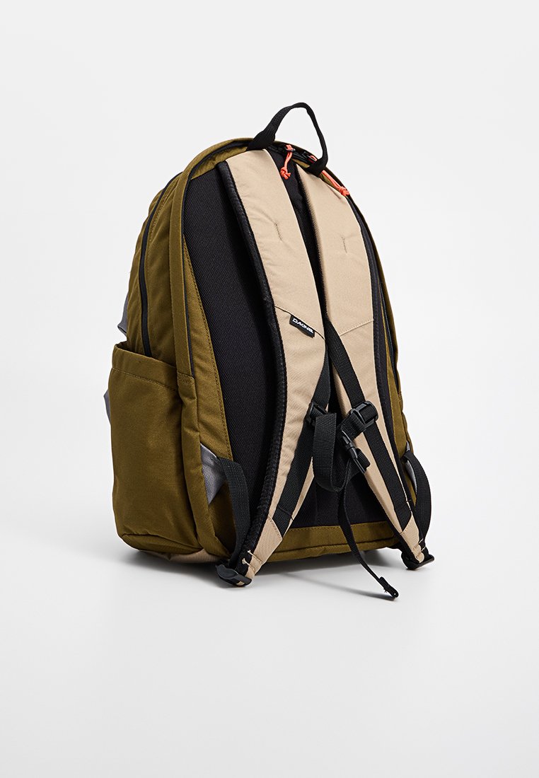 Rucksack in Olivgrün und Beige, ausgestattet mit gepolsterten Riemen und Mesh-Oberfläche, mehreren Fächern und orangefarbenen Reißverschluss-Ziehern.