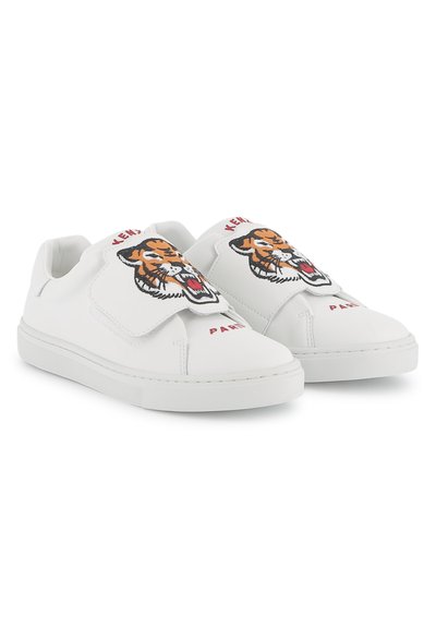 Baskets en cuir blanc avec un graphique de tigre sur la sangle Velcro et le texte "PARIS". Semelle plate avec de subtils accents texturés.