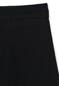 Pantaloni neri su misura con passanti per cintura e due tasche a filetto orizzontali sul retro, su sfondo neutro.