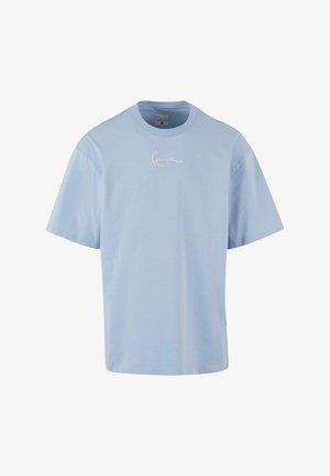 Gaiši zils kokvilnas T-krekls ar īsām piedurknēm, apaļu kakla izgriezumu, ar baltu kursīvu tekstu uz priekšpuses. Taisna izgriezuma, mīksta tekstūra.