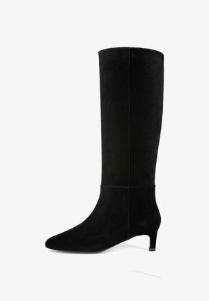 Schwarze Wildleder-Stiefel bis zum Knie mit spitzem Fuß, niedrigem Blockabsatz und glatter Textur. Verfügt über ein schickes Design und einen enganliegenden Schaft.