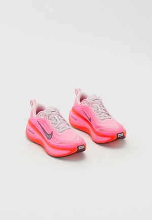 Nike Performance VOMERO PLUS - Chaussures de running sur route - hyper pink/burgundy crush/bright crimson