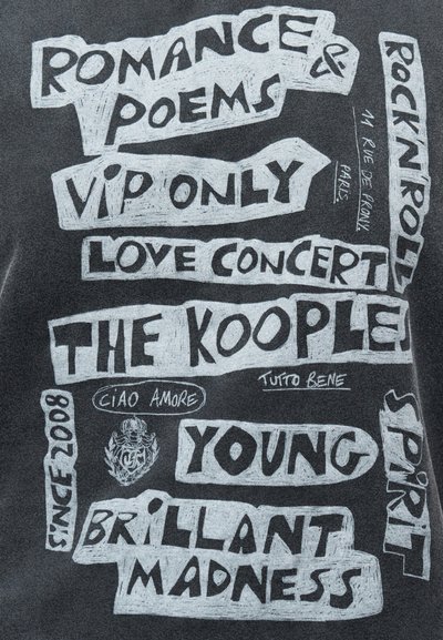 Κείμενο σε σκούρο ύφασμα με φράσεις όπως «Ρομαντικά Ποιήματα», «Μόνο VIP», «Συναυλία Αγάπης», «The Kooples», «Νέος», «Λαμπρή Τρέλα» και μικρότερα κείμενα όπως «Από το 2008», «Rock'n Roll» και «Ciao Amore».