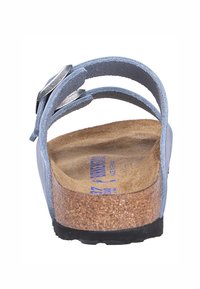 Sandal con suola in sughero e upper in pelle scamosciata blu, dotata di due fibbie in argento regolabili e di una soletta testurizzata per il comfort.