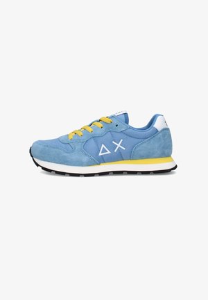 Sneaker in camoscio e tessuto azzurro chiaro con lacci gialli, suola bianca con striscia gialla e logo geometrico bianco sul lato.