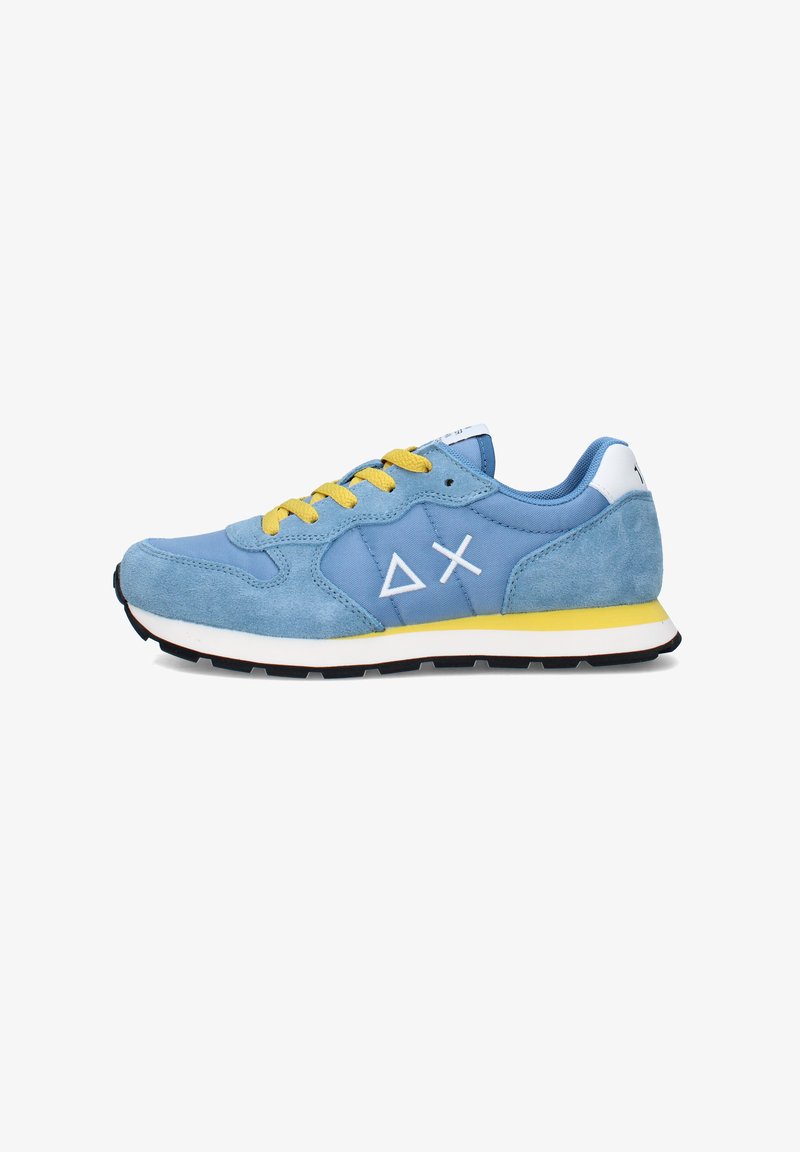 Sneaker in camoscio e tessuto azzurro chiaro con lacci gialli, suola bianca con striscia gialla e logo geometrico bianco sul lato.