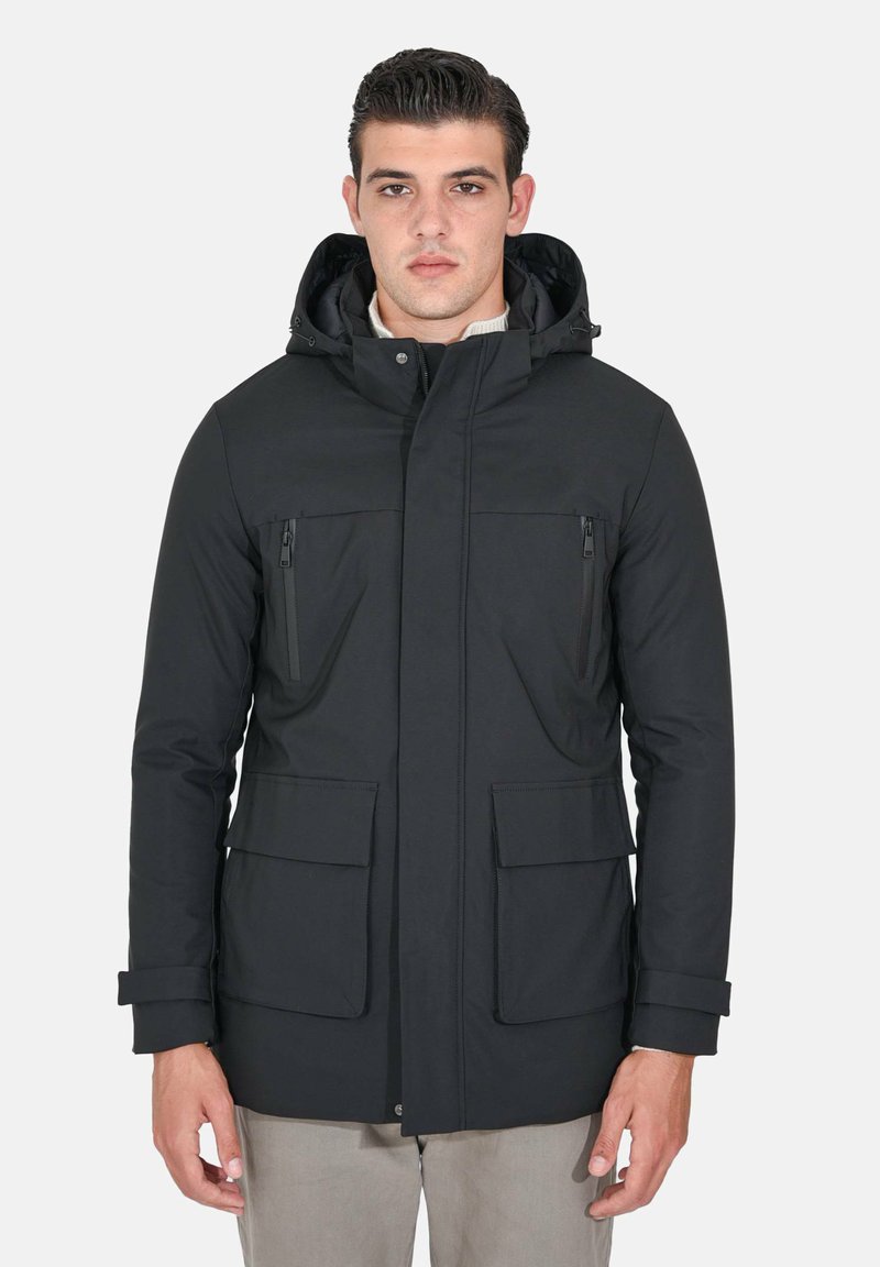 Parka nera con cappuccio, caratterizzata da tasche con zip sul petto, grandi tasche frontali e una texture del tessuto liscia.