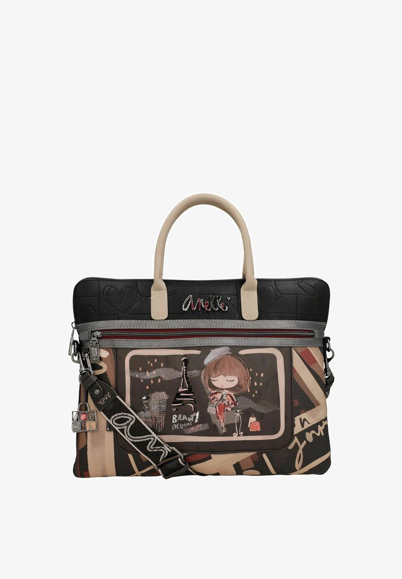Zwarte en beige tote bag met een illustratie van een meisje, een gepatternde achtergrond, zilveren accenten, handvatten aan de bovenkant en een afneembare schouderband.