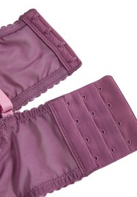 Extensor de broche de sujetador morado con cierres de gancho y ojo y filas ajustables, hecho de encaje y tela de malla.