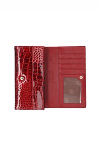 Czerwony portfel z tłoczonym wzorem krokodyla, z błyszczącym wykończeniem, wyposażony w kieszenie na karty, przezroczystą kieszeń na dowód tożsamości oraz zapięcie na zatrzask.