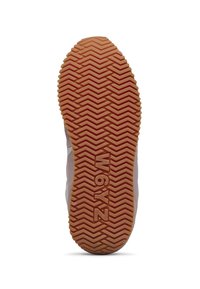 Suola di sneaker con un pronunciato motivo a zigzag in gomma arancione, con superficie texturizzata e numero di modello inciso "W6YZ."