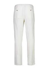 Pantalones de lino blancos con corte recto, que cuentan con bolsillos laterales y traseros con herrajes en tono plateado. Textura suave, tejido ligero.