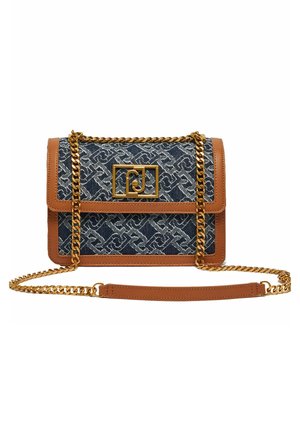 Borsa rettangolare azzurra con motivo, rifiniture in pelle marrone, tracolla a catena dorata e chiusura frontale geometrica dorata.