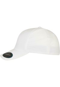 Hvid baseballkasket med en buet skygge, lavet af glat stof. Har ventilationshuller og et sort logo-patch på fronten.