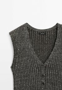 Gilet sans manches en maille côtelée gris foncé avec col en V et trois boutons noirs sur le devant, posé à plat sur fond blanc.