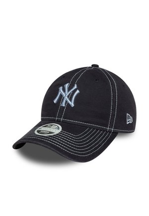 Gorra de béisbol negra con costuras blancas, que presenta un logo bordado en azul claro en la parte frontal y una visera curvada. Etiqueta en el borde.