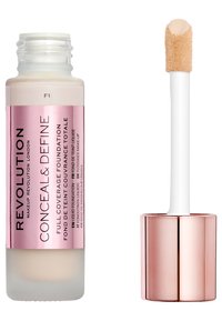 Fond de teint Revolution Conceal & Define dans un flacon en verre avec une base beige, une étiquette rose et un applicateur blanc avec une pointe douce.