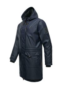Parka impermeabile blu navy con cappuccio, chiusura frontale con zip, due grandi tasche frontali e una toppa con logo sulla manica. Presenta polsini elastici e cordini.