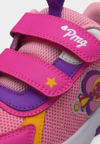 Baskets pour enfants roses et violettes en tissu mesh, dotées de deux bandes Velcro, d'une étoile jaune et d'un charm fleur coloré sur le côté.