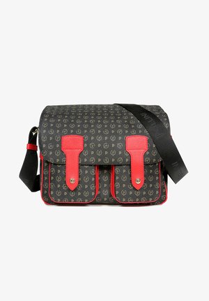 Sac messager noir à motifs avec accents rouges, comportant deux poches avant, des rabats en cuir et une bandoulière noire amovible.