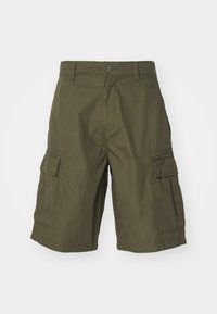 Bermudas cargo verde olivo fabricadas en tela ligera. Cuenta con dos bolsillos laterales y un cierre de botón en la cintura.
