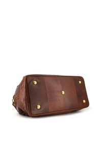 Braune Leder Tasche mit rechteckiger Form, sichtbaren Nähten und Messingbeschlägen. Verfügt über Metallnieten am Boden für Stabilität.