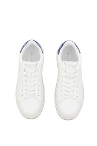 Ζευγάρι λευκά αθλητικά παπούτσια Guess με λευκά κορδόνια και μπλε τζιν λεπτομέρειες στη φτέρνα, σε θέαση από πάνω σε λευκό φόντο.
