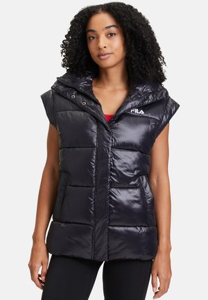 Schwarze, puffy Weste mit Kapuze und ärmellosem Design. Sie hat einen Reißverschluss, Druckknöpfe und ein markantes FILA-Logo auf der Brust.