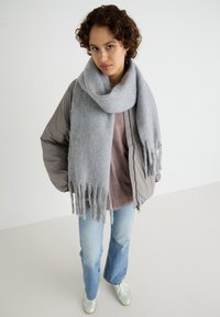 Gina Tricot CHUNKY SCARF - Cachecol - grey melange