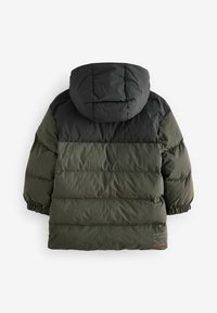 Giacca imbottita con cappuccio nero e sezioni superiori e inferiori verde scuro, con texture trapuntata e polsini elasticizzati. Vista dal retro visualizzata.