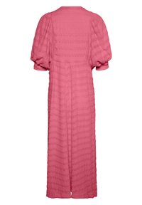 Robe midi texturée rose avec des manches bouffantes longueur coude et un décolleté carré, vue de dos sur un fond blanc.