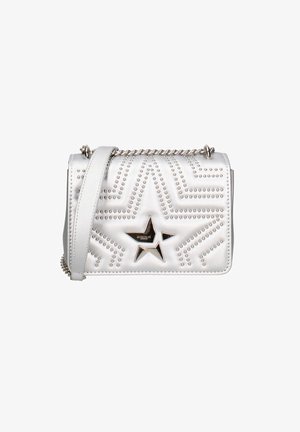 Sac crossbody en simili cuir argenté avec un motif chevron clouté, accent étoile, strap en chaîne, fermeture zippée et texture lisse.