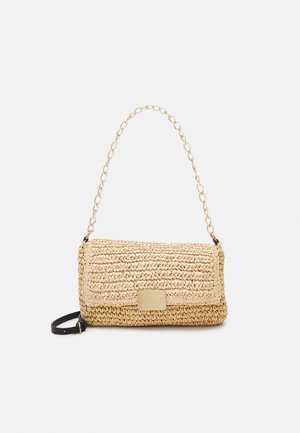 Rechteckige geflochtene Strohtasche mit goldener Kette und rechteckigem goldenen Verschluss, dargestellt vor einfachem hellem Hintergrund.