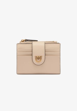 Beige leren portemonnee met gouden vogelgesp, zes kaartvakken en een ritsvak voor munten aan de bovenkant.