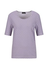 Paars T-shirt met korte mouwen, een ronde hals en een diamanten patroon in wit en lila. Zachte stof met een ontspannen pasvorm. Lichtgewicht ontwerp.
