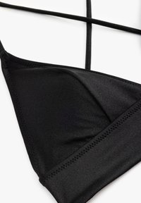 Top bikini nero con coppe triangolari, realizzato in tessuto morbido. Presenta spalline sottili e orlo rinforzato.