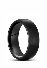 Svart ring med børstet tekstur, glatt indre band og et bredt, minimalistisk design. Materialet ser ut til å være metall eller keramikk.
